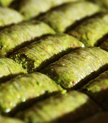 Güllüoğlu Fıstıklı Dürüm (Sarma)- 400g, Baklava Rolled With Pistachio - 400g